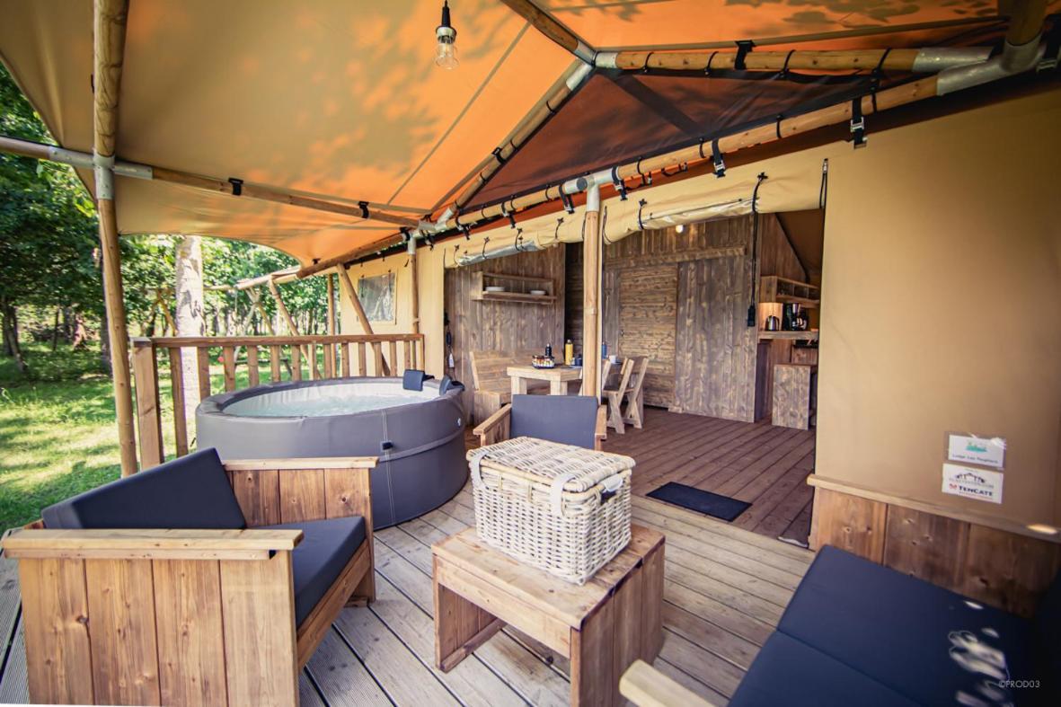 Tente Lodge Jacuzzi Privatif En Pleine Nature Thiel-sur-Acolin Exterior foto
